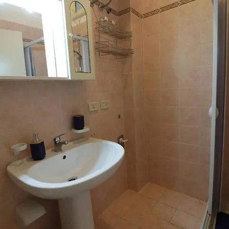 Nyaraló Casa Rossella Spacious With Terrace, Near The Sea